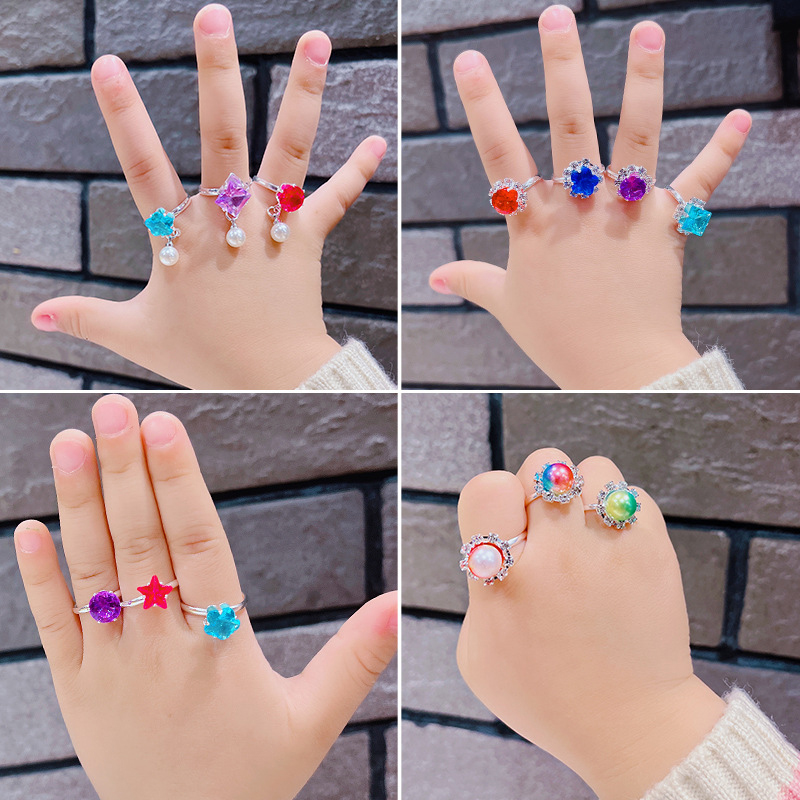Hộp 36 nhẫn nhựa đồ chơi cho bé hình trái tim - tongkhothienan.com